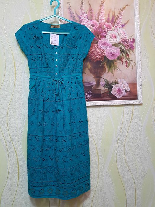 Стильное летнее батистовое ажурное платье миди очень яркое, вышивка