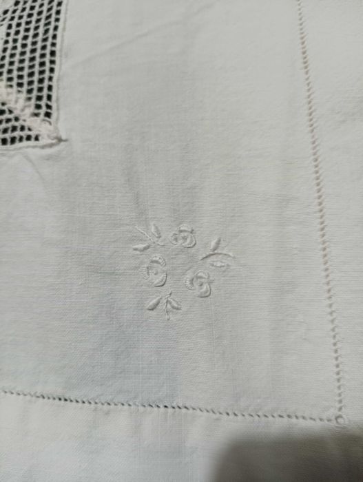 Lençol de cama antigo com renda e bordados
