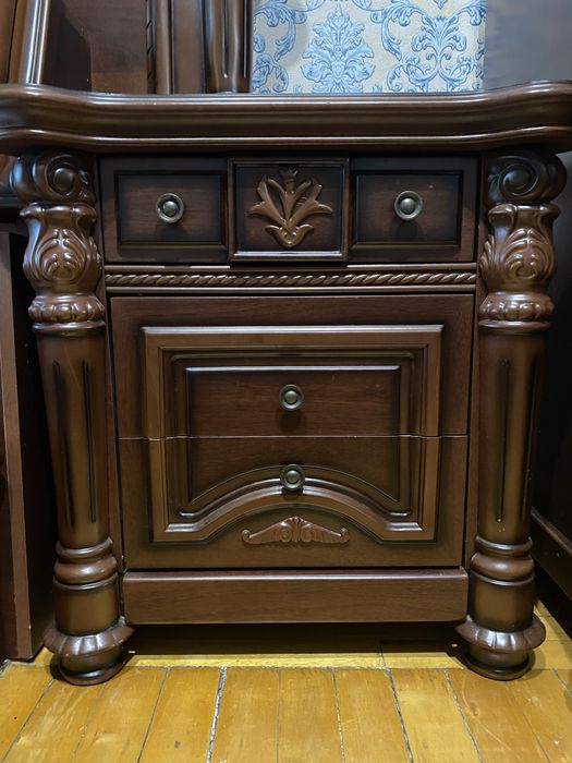 Ліжко з різьбленим узголівʼям