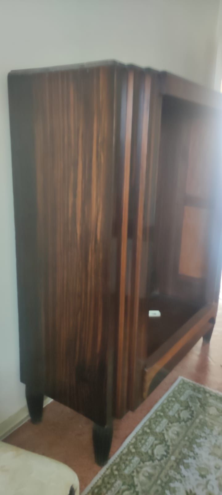 Ofereço cama de solteiro, 2 roupeiros, comoda e 1 sofá individual