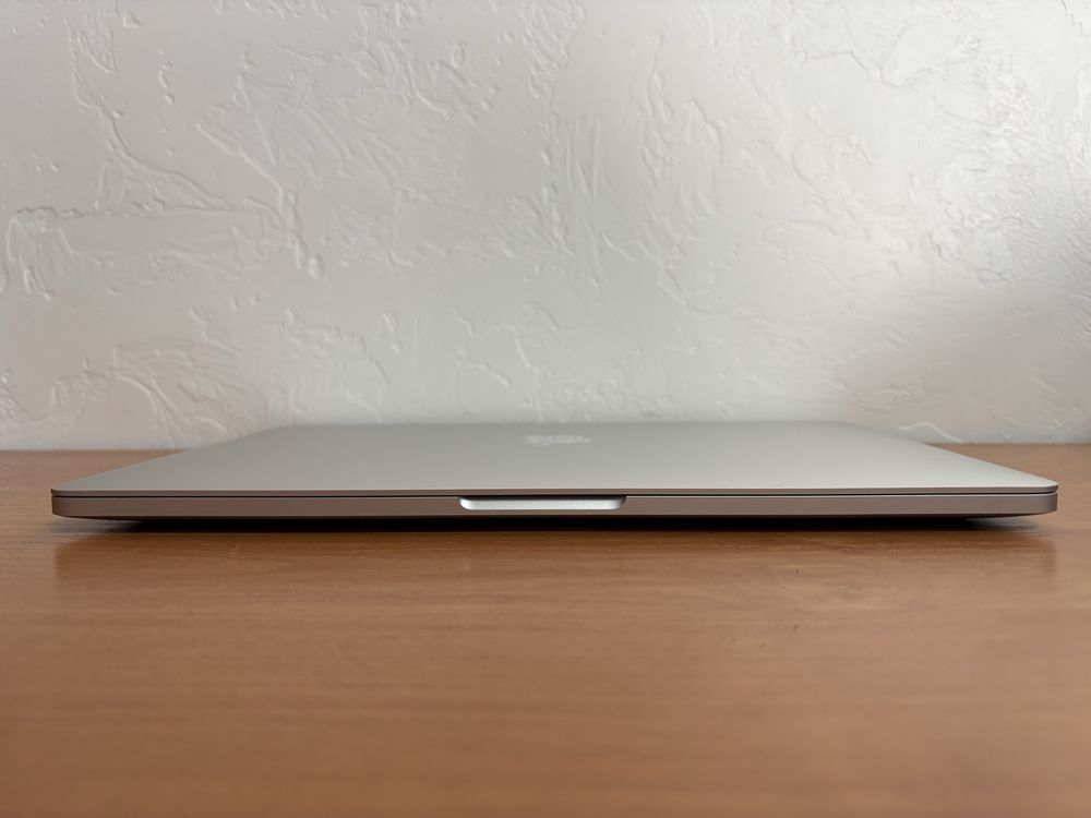 MacBook Pro 2021 A2251 13‘ i5-10п 2,0-3,8GHz 16/512 Silver