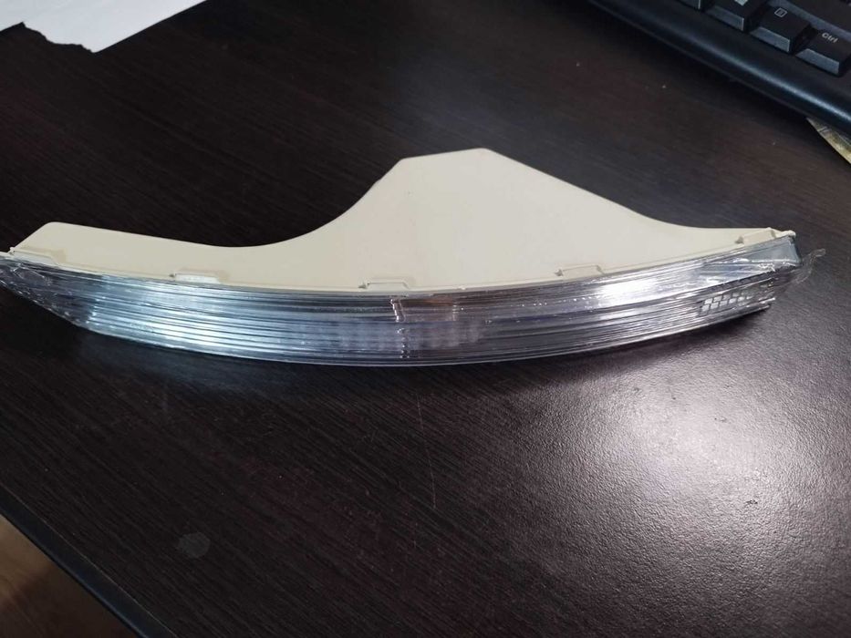 Повторювач поворота в бампер передній Пассат Б6 Фольксваген правий