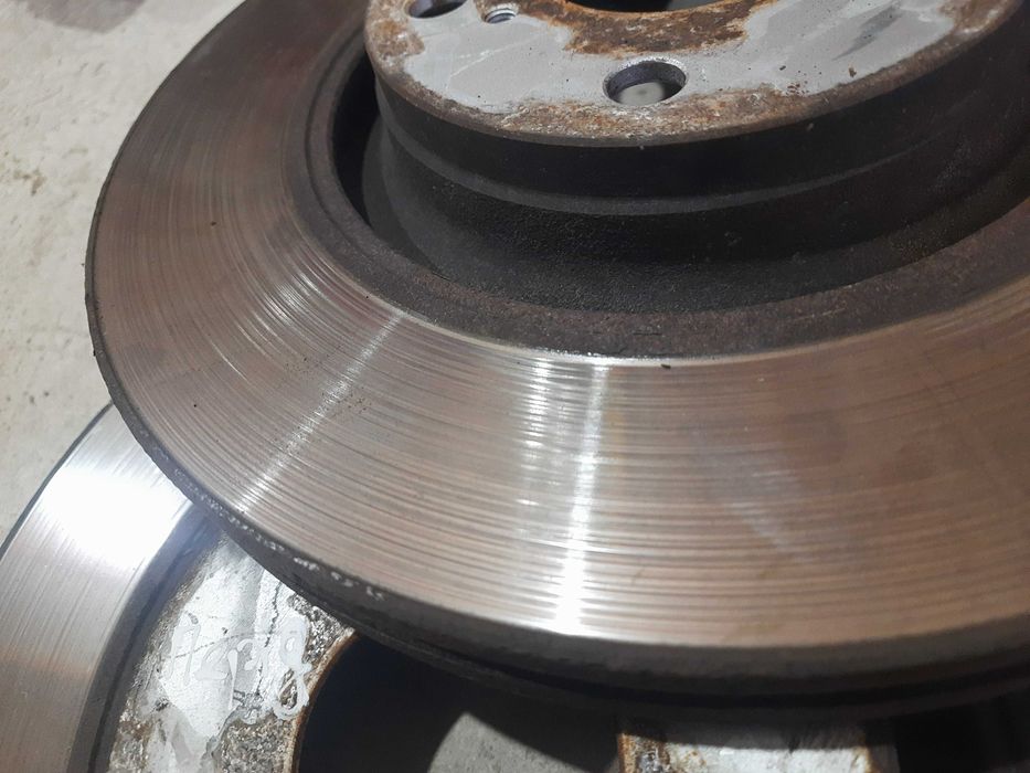 Передні тормозні бліни диски гальмівні Тойота Авенсіс т27 2.2 5х114.3