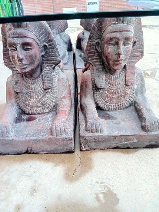 Mesa de vidro com quatro esfinges egípcias