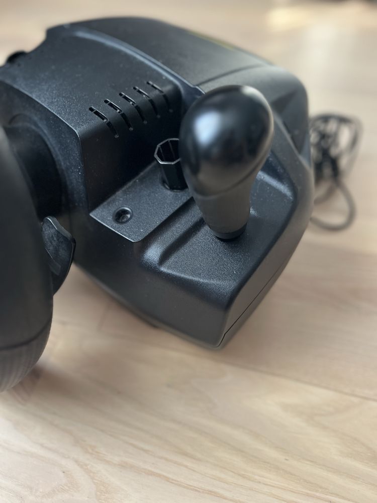 Руль ігровий Logitech momo rasing.