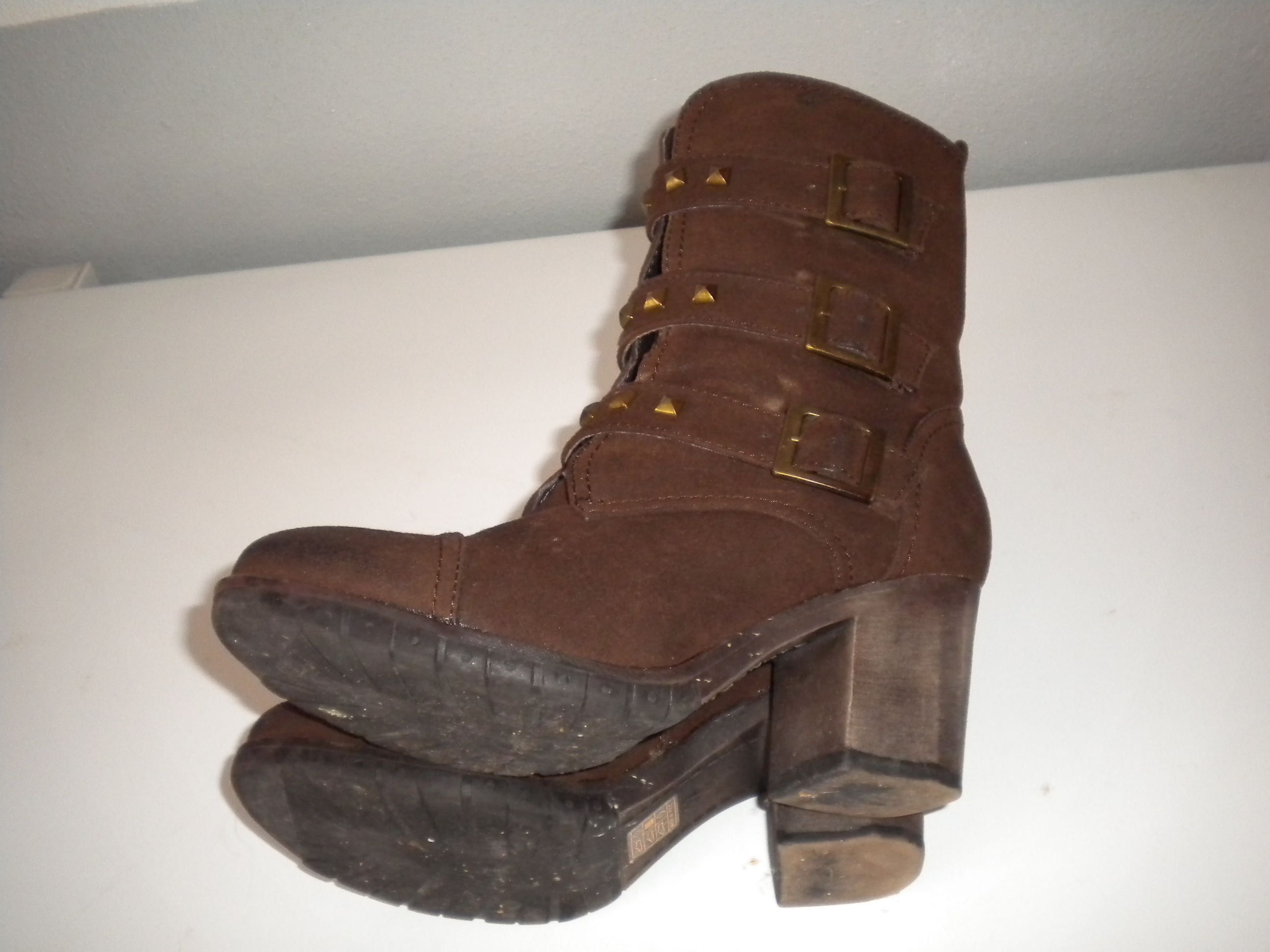 Botas castanhas com tachas Nº 39