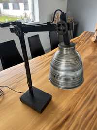 Piękna rustykalna metalowa lampka biurkowa