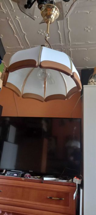 Lampa wisząca drewnem zdobiona