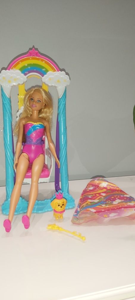 Barbie Dreamtopia z huśtawka i pieskiem