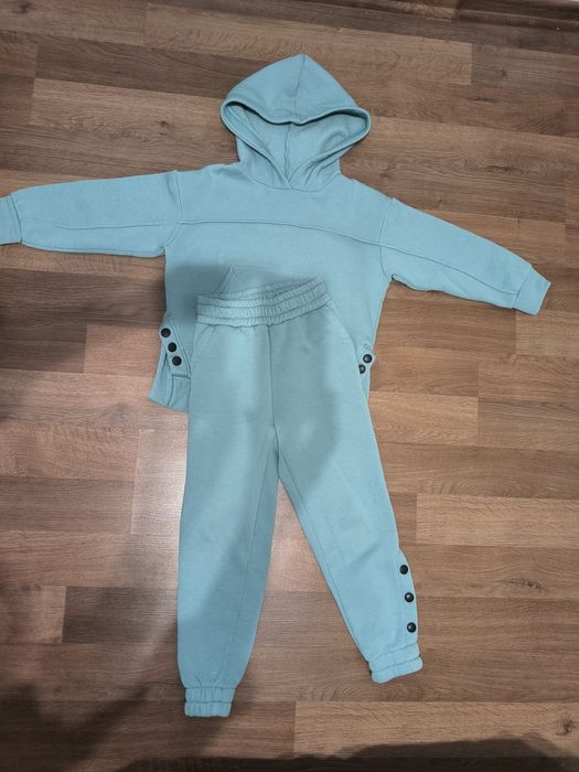 Спортивний костюм на дівчинку