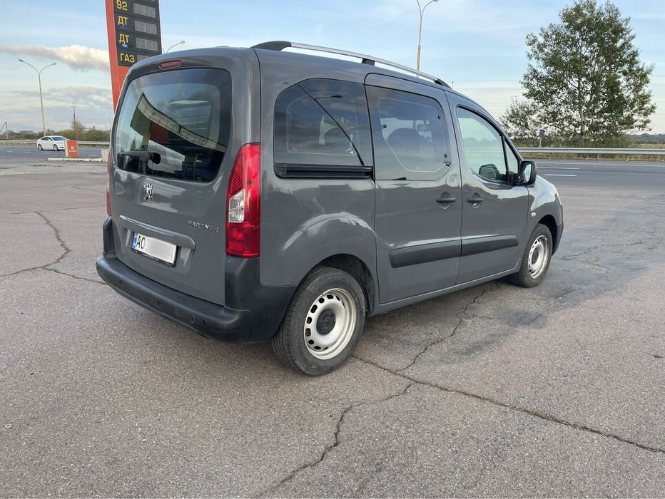 ч Peugeot Partner 2017 року випуску пасажир