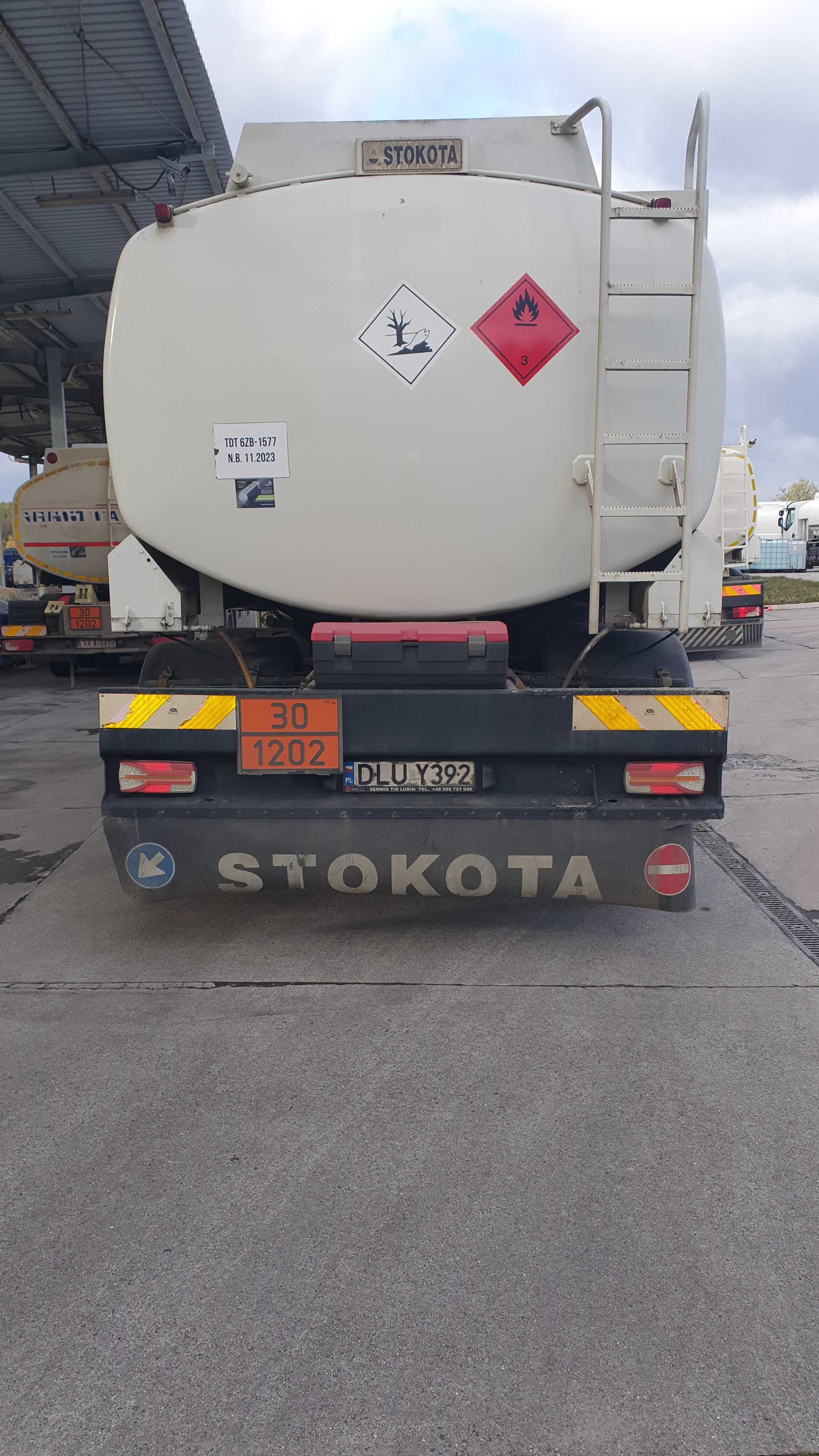 Samochód ciężarowy VOLVO FM9 z zabudową cysterna STOKOTA (2002 r.)