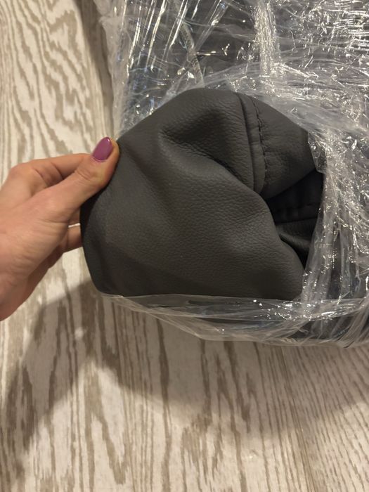 Skóra z obicia łóżka