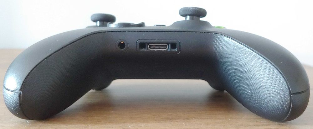 Konsola Xbox series X z grą Cyberpunk 2077