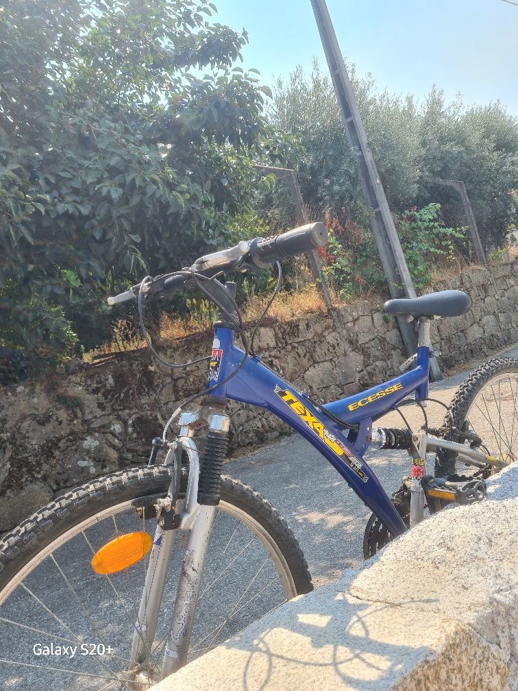 Bicicleta  com apenas 3 mudanças a 6 e a 3
