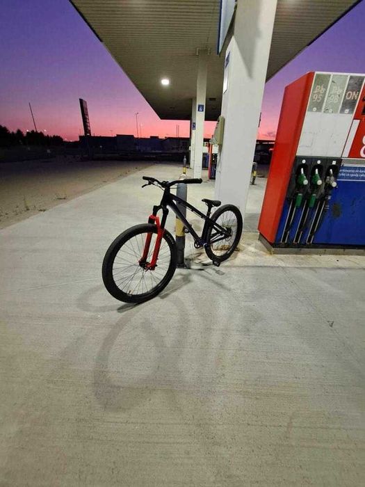 Rower dirt Dartmoor two6Player pro 2024 ŁADNY i zadbany (nowa rama]