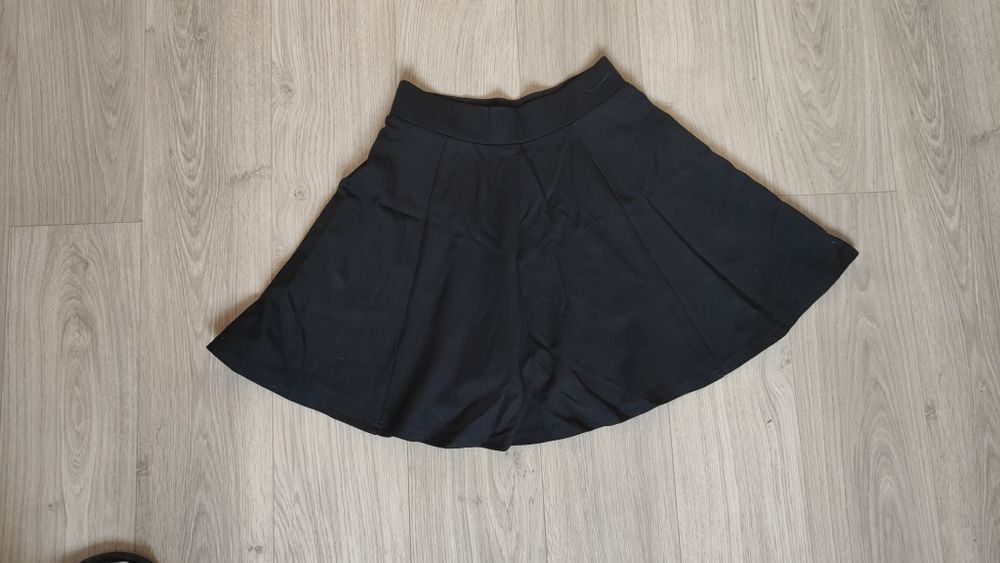 Czarna spódniczka rozkloszowana