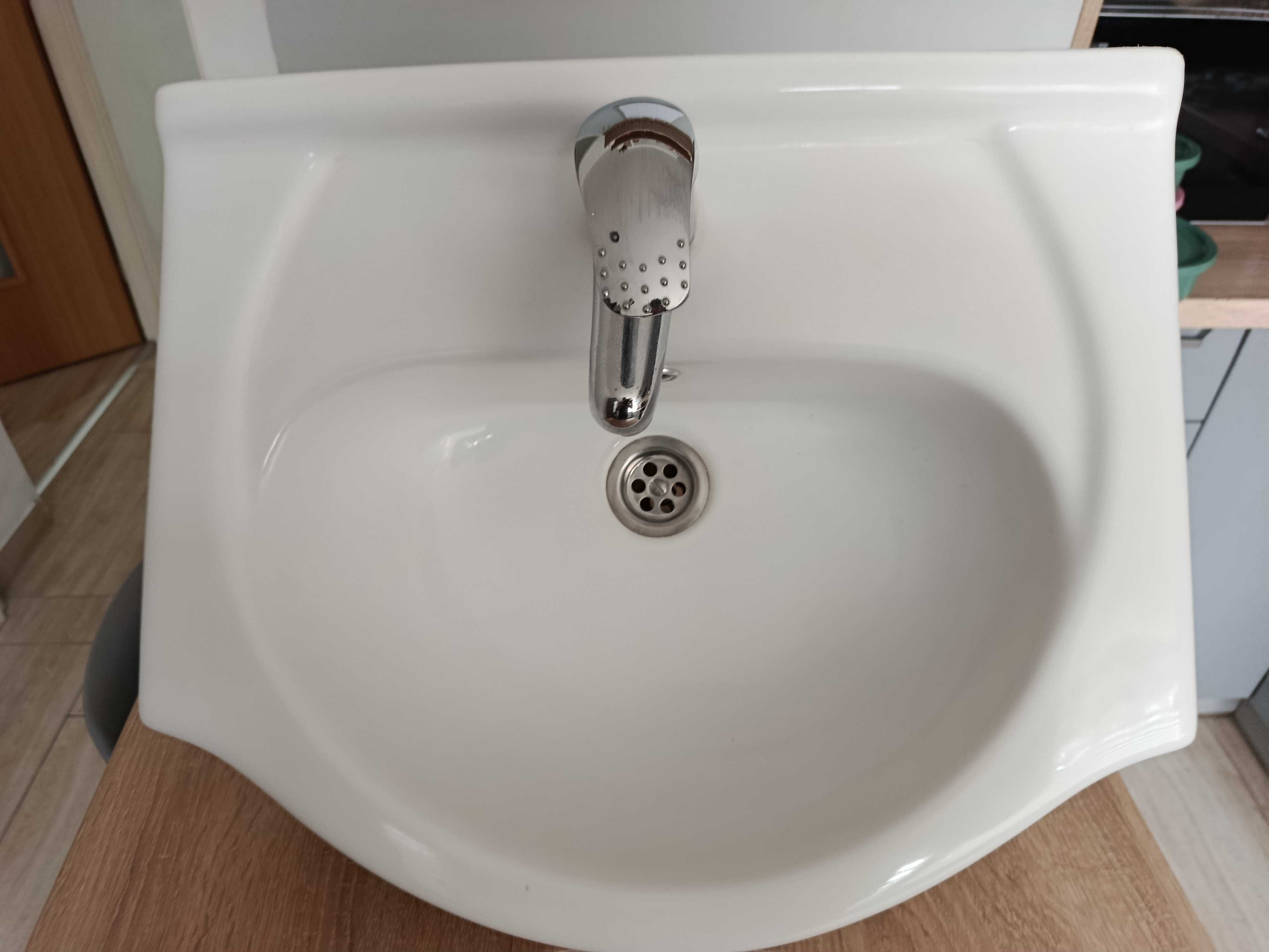 Umywalka łazienkowa ,stan dobry z baterią i wężykami,szerokość 50 cm.