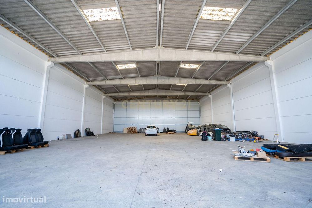 Armazém espaçoso e versátil com excelente localização