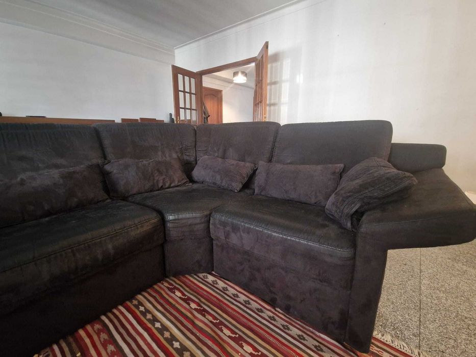 Sofá de 5 lugares com mesas de apoio lateral