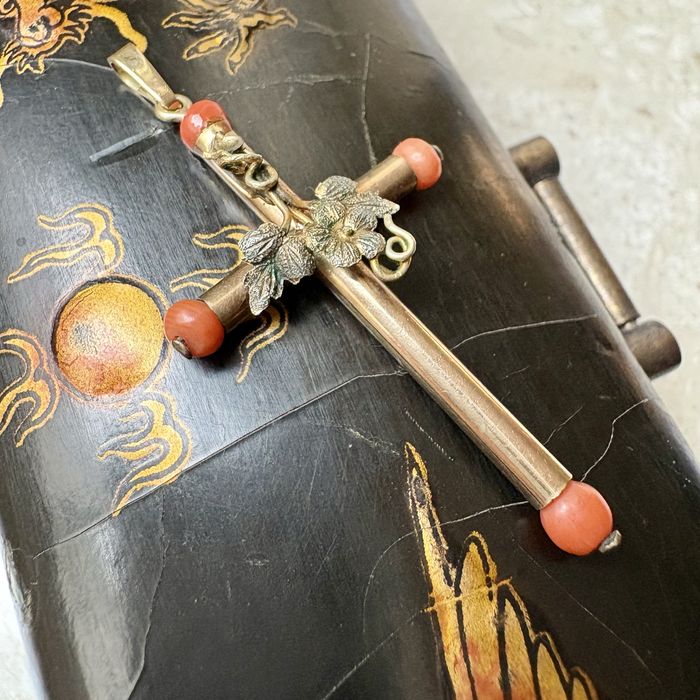 Biedermeier antyk krzyżyk wisiorek złoto koral 5 cm