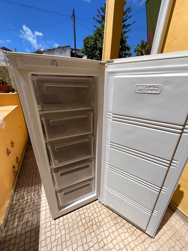Arca Vertical Candy (Estático - 143,4 cm - 165 L - Branco)