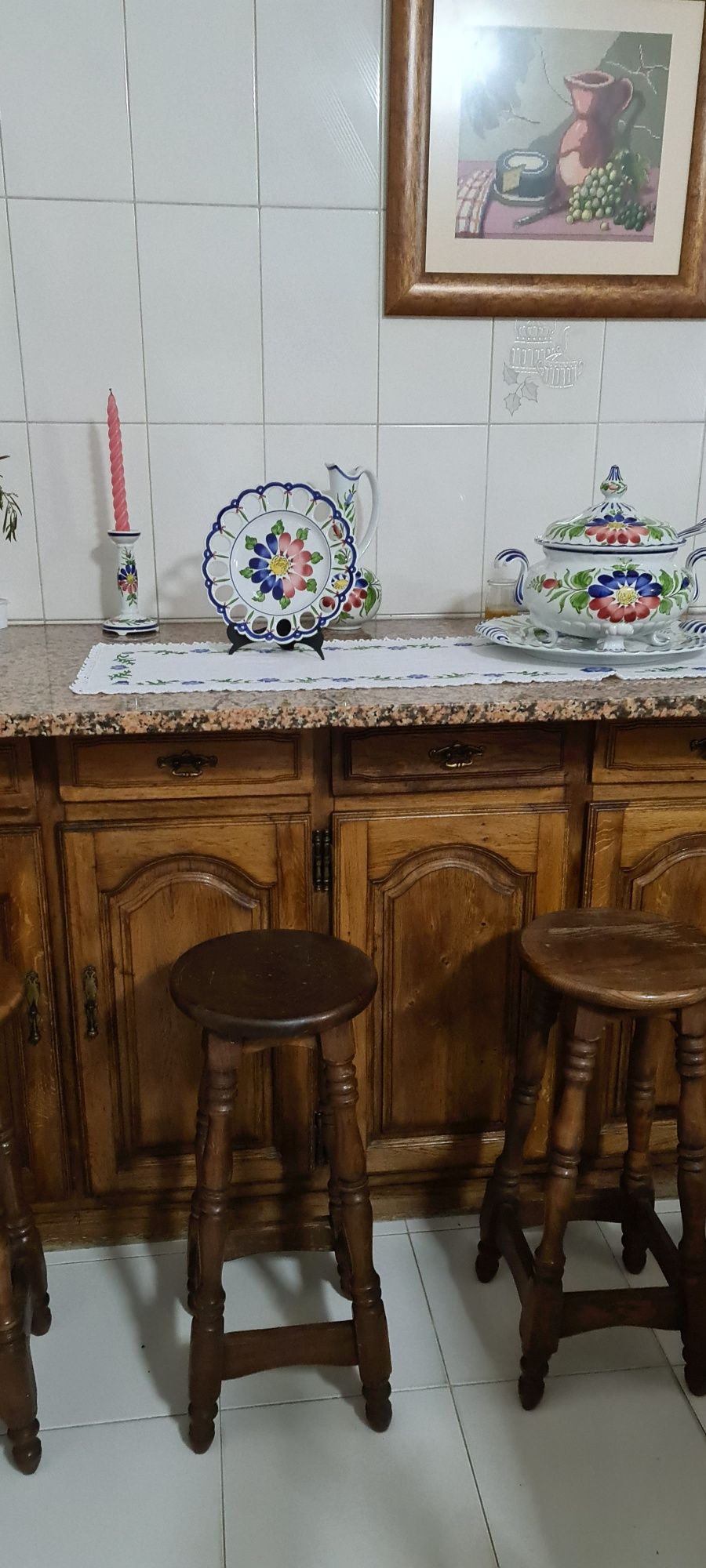 Ilha em granito rosa com bancos