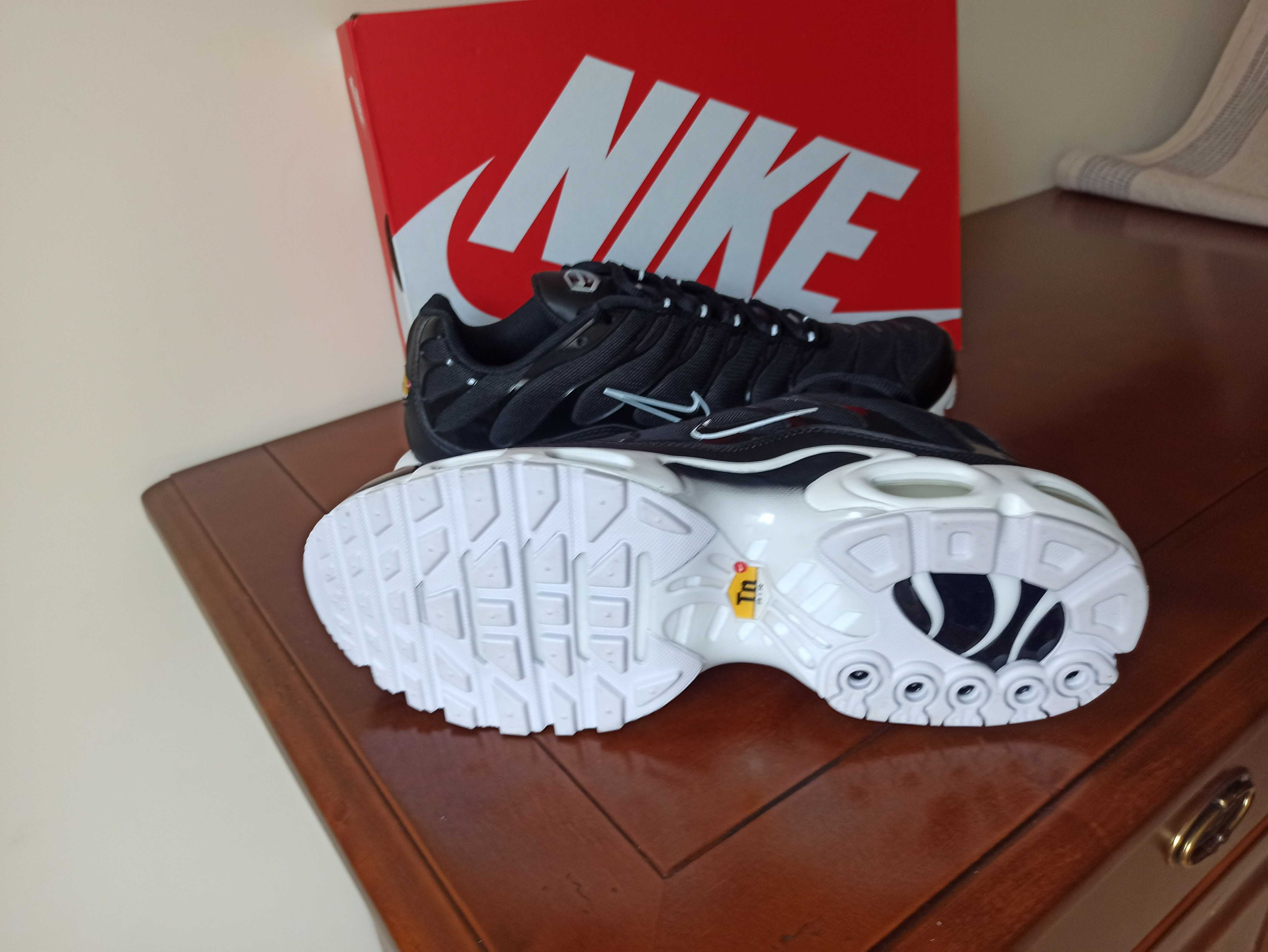 (r. Eur 44,5) Nike Air Max Plus Black White DM2362,-001 czarne