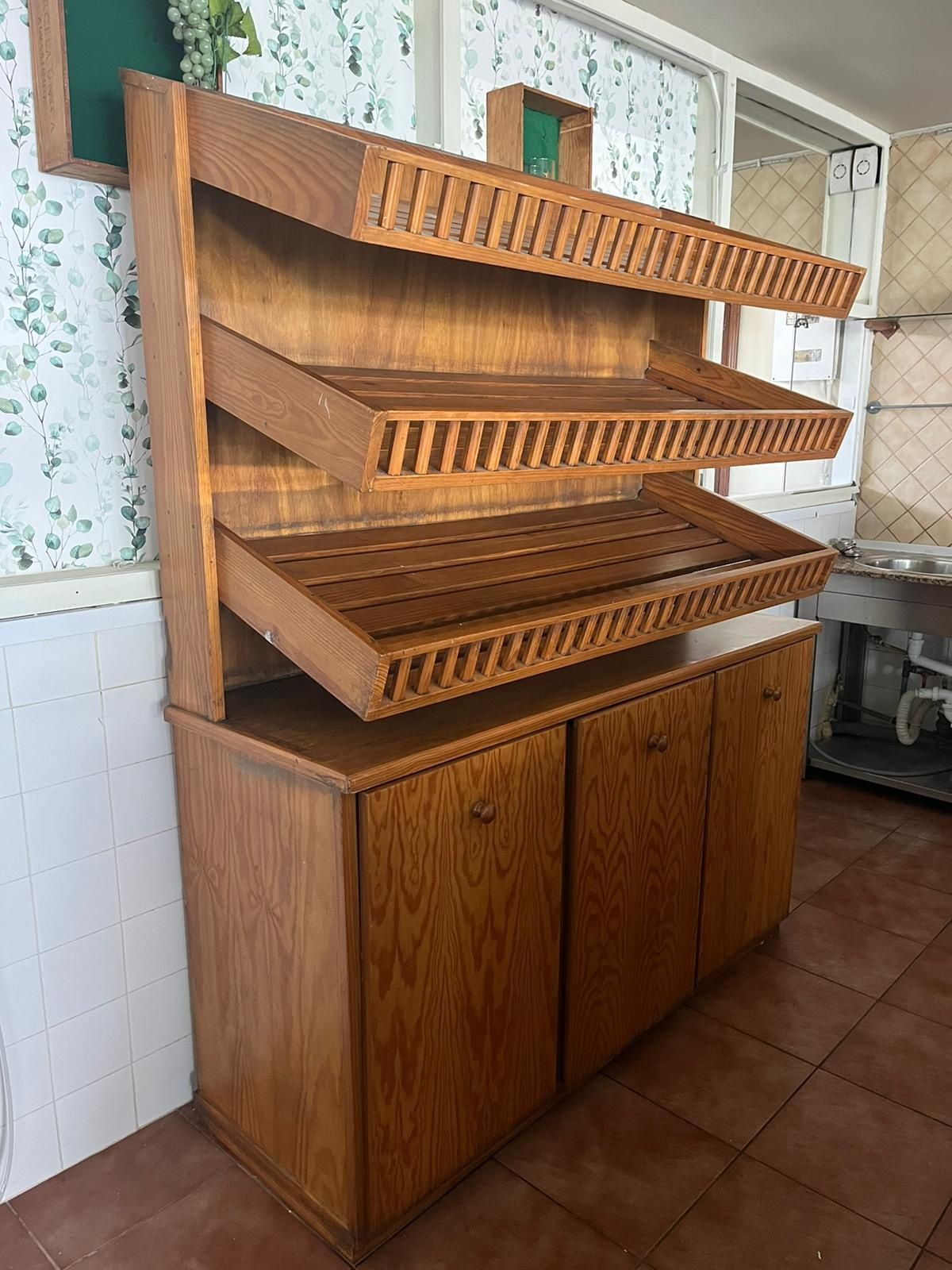 Móvel expositor de pão.