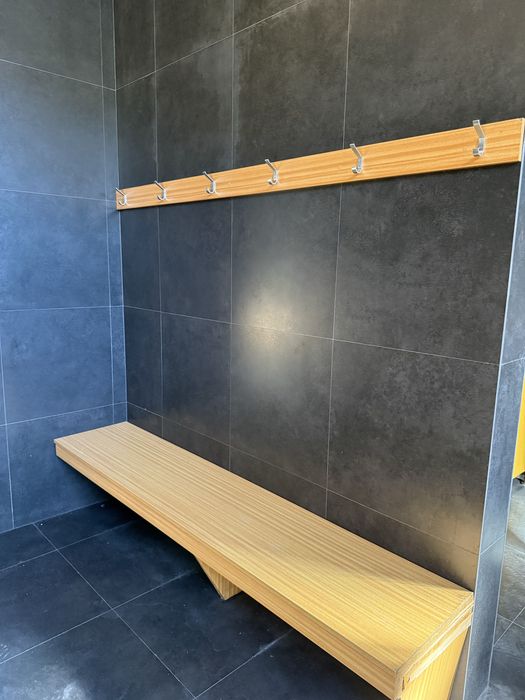 Bancos de balnearios e cabides iguais