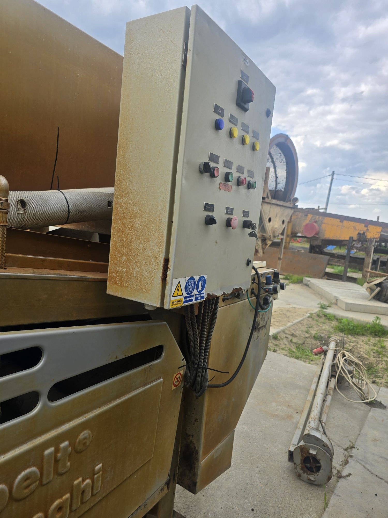 Prasa tasmowa do osadu wraz z pompa