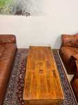 Mesa de sala com caixas de vinho