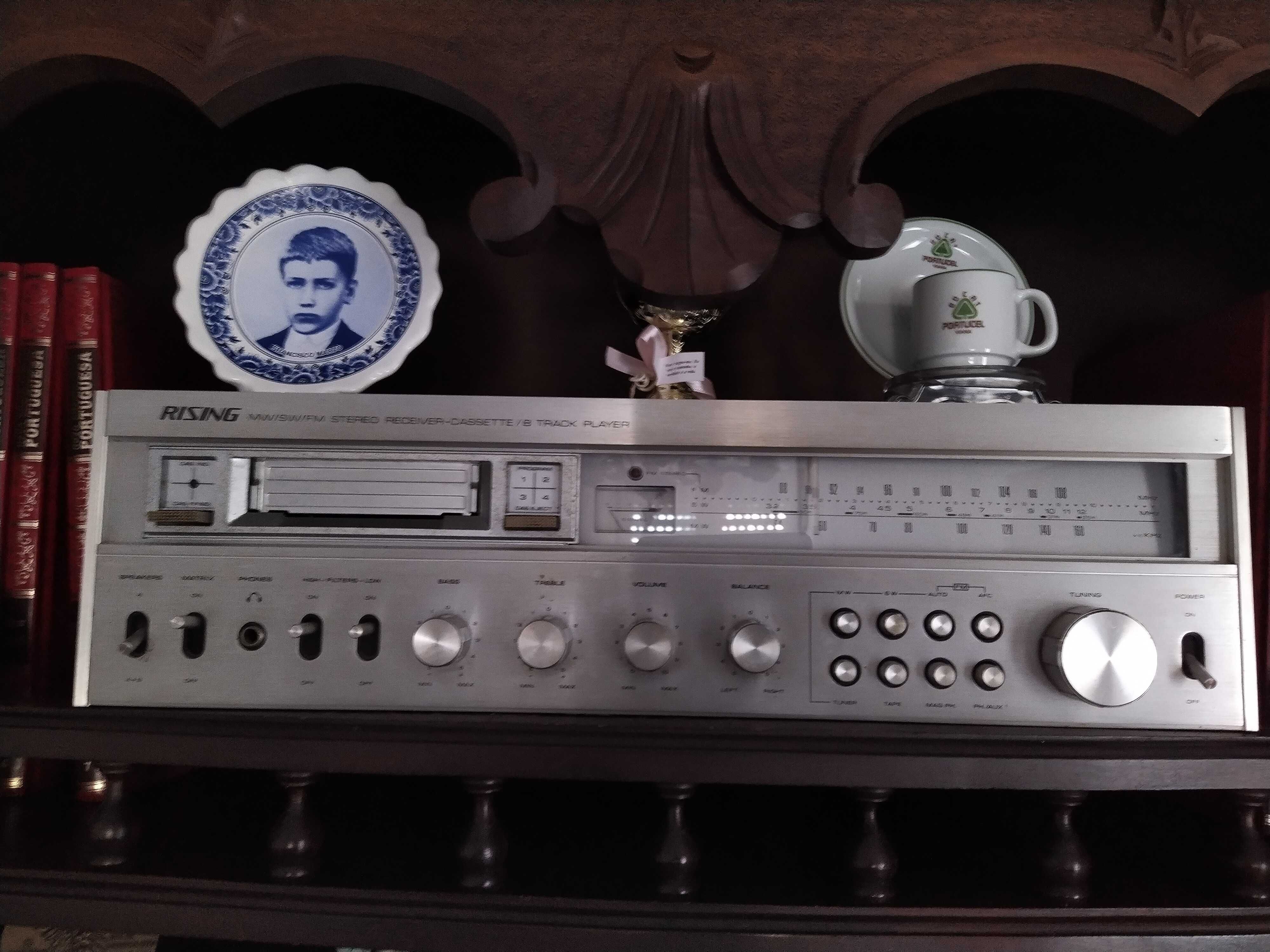 Radio vintage Rising com colunas originais como novo