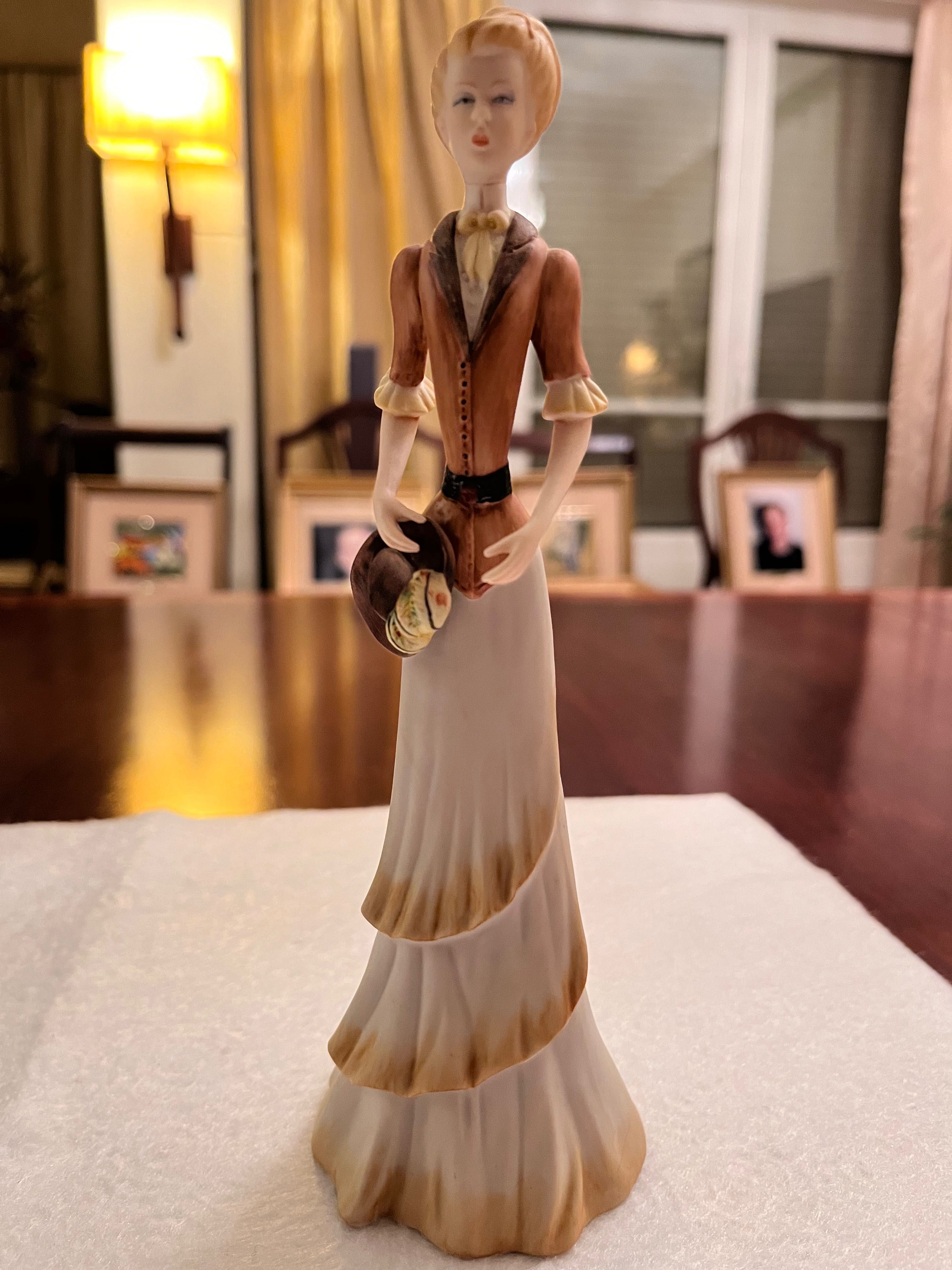 Estatueta Dama em biscuit Ortilia