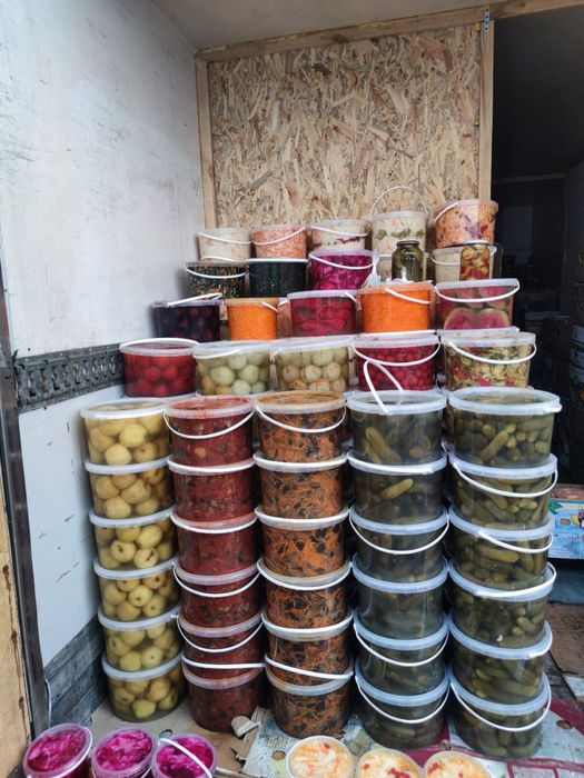 Капуста ,морква ,огірки ,помідори ,салати та інщі соління .