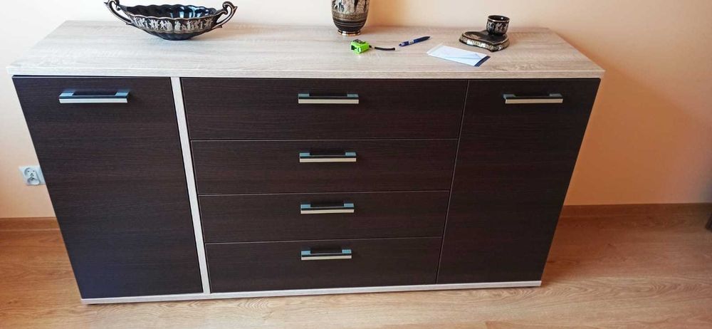 Komoda z szufladami i półkami