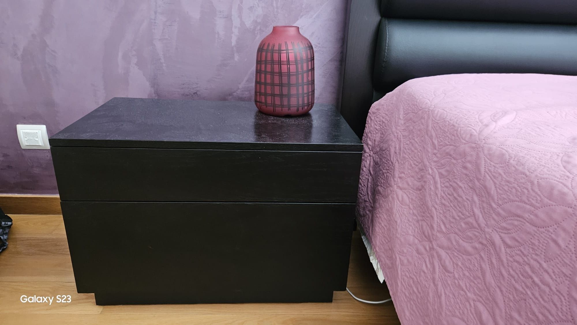 Cama de casal + mesas de cabeceira