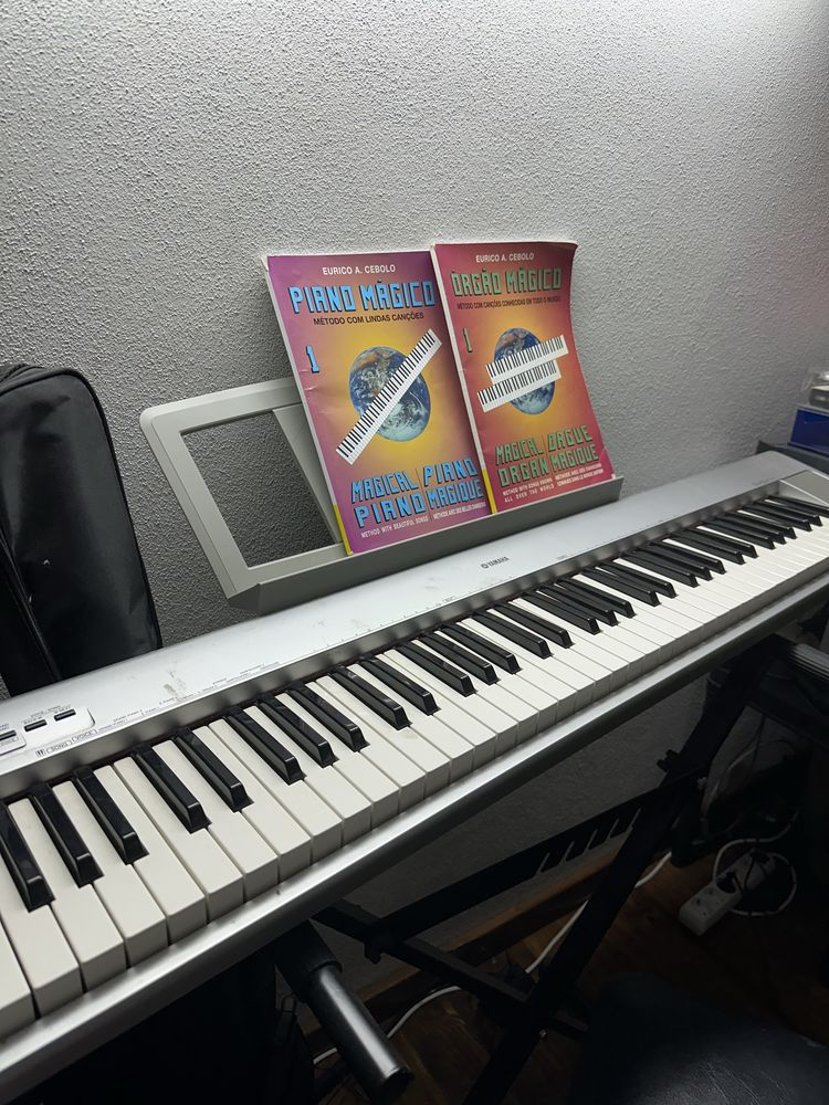 Piano da yamaha com livros e banco