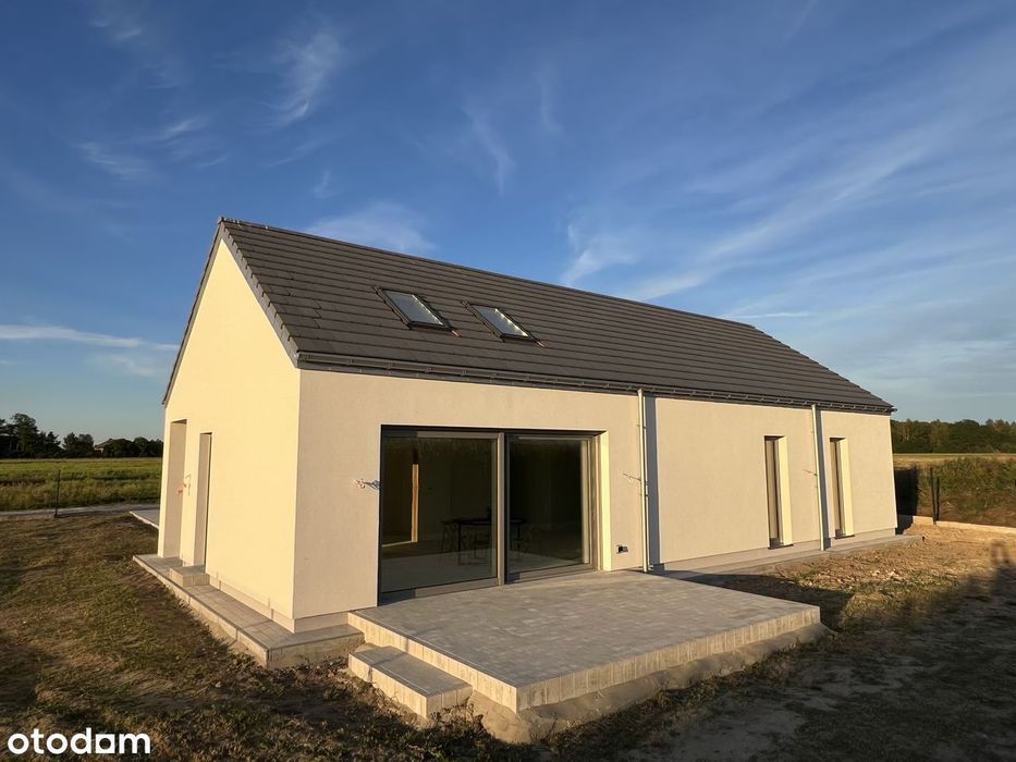 Nowy dom parterowy z wysokim salonem i kuchnią