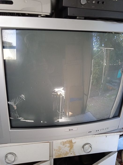 3 televisões antigas