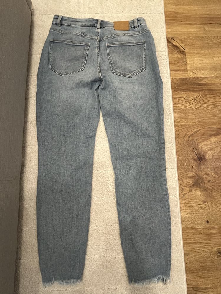 Spodnie jeansy ZARA rozmiar 38