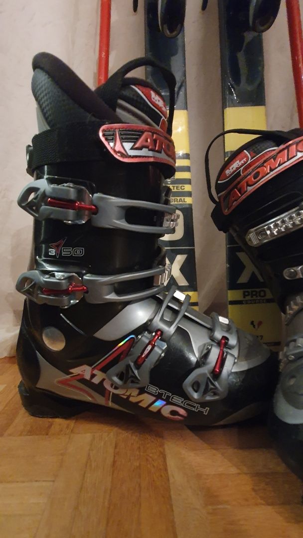 Skis e botas para a neve