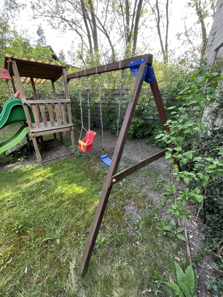 Domek ze zjeżdzalnią i dwoma huśtawkami