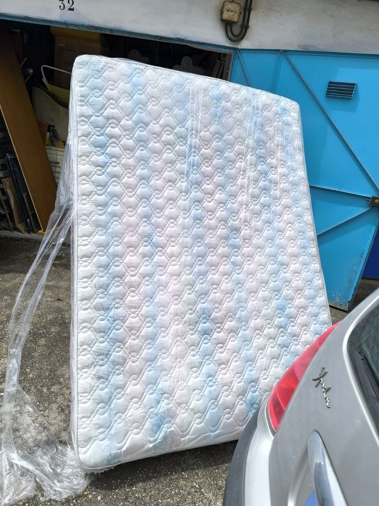 Colchão Tecnimola e estrado com pes