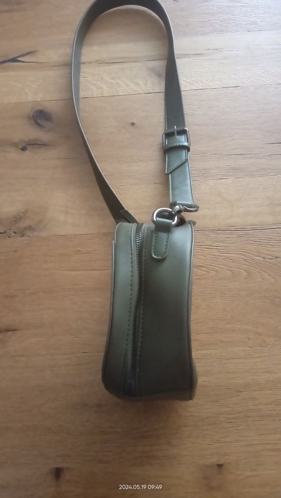 Torebka kuferek Guess