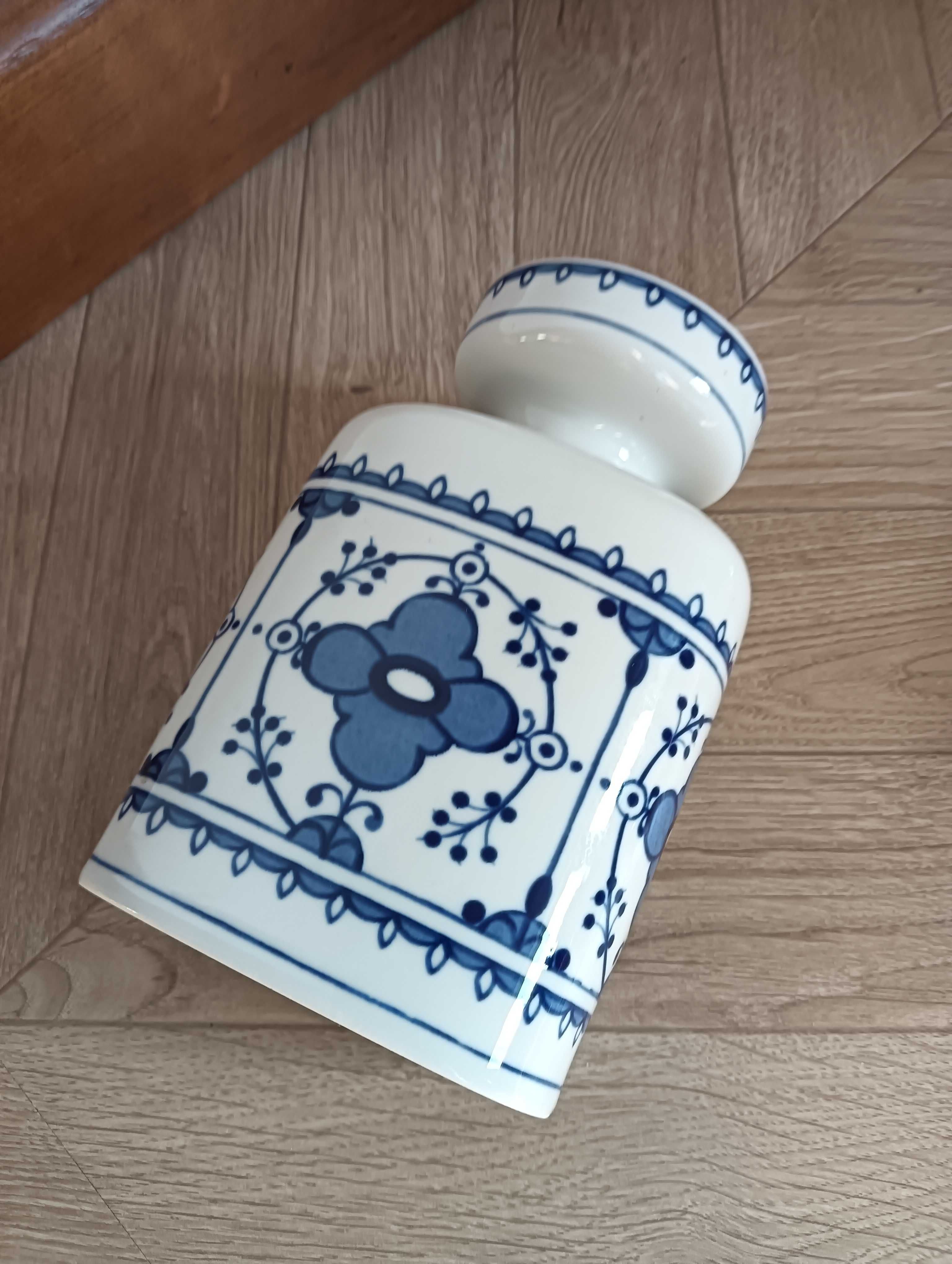 Wazon porcelanowy z niebieskim wzorem
