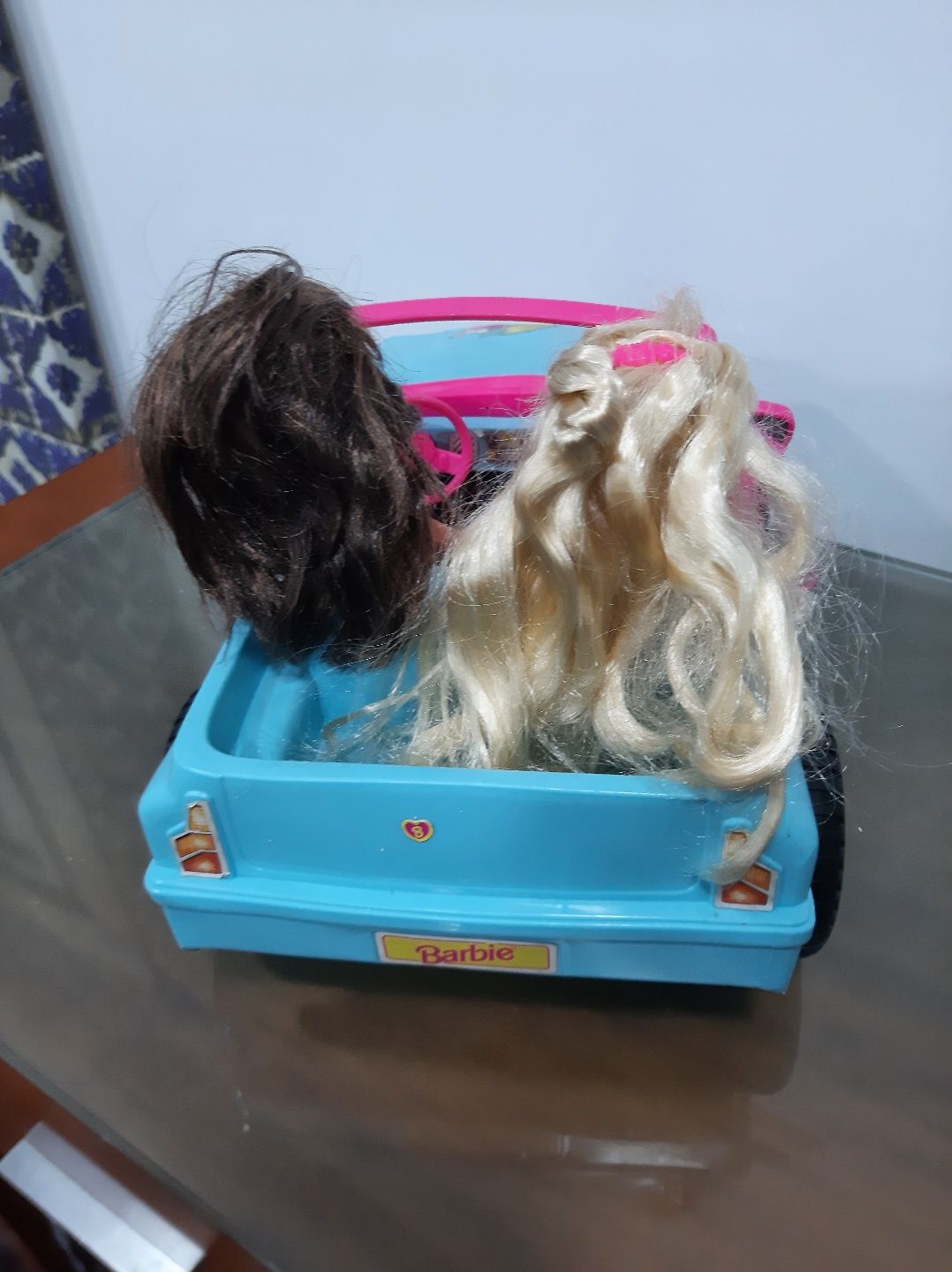 Carro barbie, com barbies.