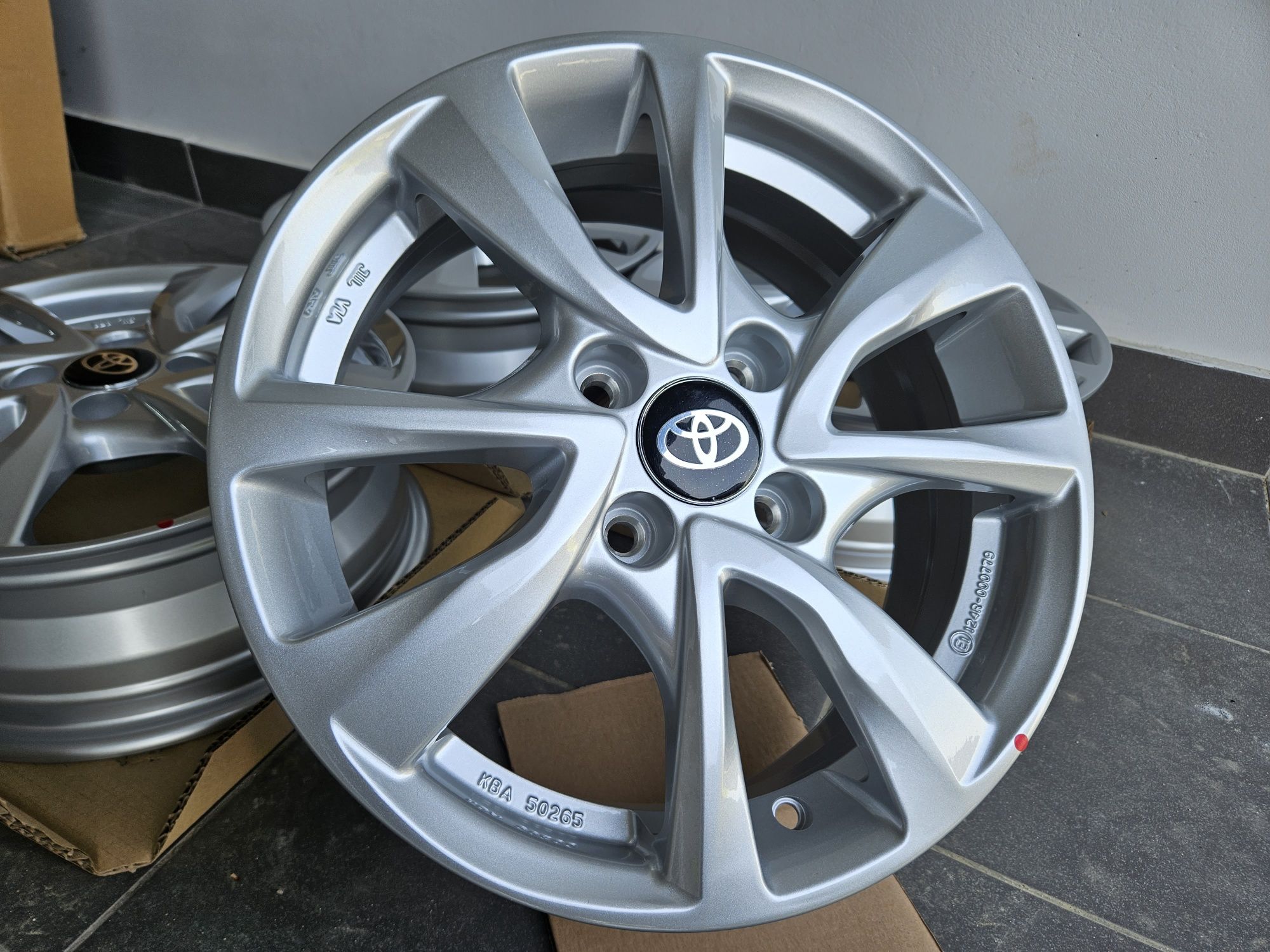 Toyota Yaris III 15 " Nowe 4x100 Yaris 11 - 20 Felgi Srebrne Alufelgi