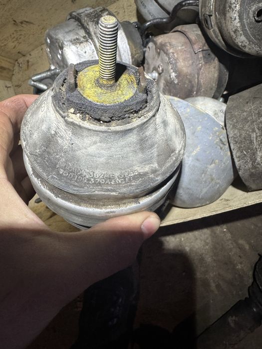 Подушка мотора кпп Passat B5 audi a4,a6 опора пассат б5 ауді 1.9 тді