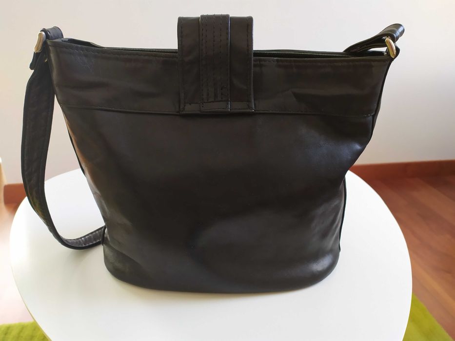 czarna torebka skórzana "Lamato"